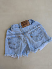 Load image into Gallery viewer, Levi&#39;s Cutoffs 4t
