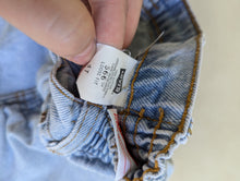 Load image into Gallery viewer, Levi&#39;s Cutoffs 4t
