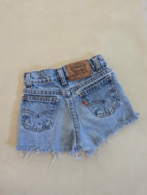 Load image into Gallery viewer, Levi&#39;s Cutoffs 7 Slim
