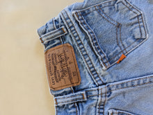 Load image into Gallery viewer, Levi&#39;s Cutoffs 7 Slim
