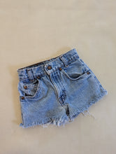 Load image into Gallery viewer, Levi&#39;s Cutoffs 7 Slim
