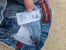 Load image into Gallery viewer, Levi&#39;s Jeans 4t
