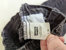 Load image into Gallery viewer, Levi&#39;s Black Jeans 12m
