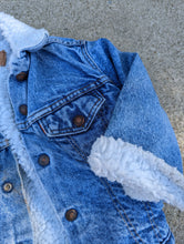 Load image into Gallery viewer, Levi&#39;s Sherpa Jacket 6y
