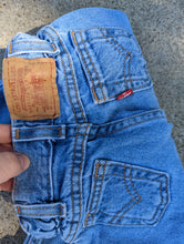 Load image into Gallery viewer, Levi&#39;s Cinched Waist Jeans 2t
