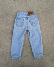 Load image into Gallery viewer, Levi&#39;s Light Wash Jeans 4t
