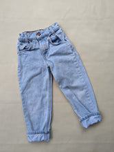 Load image into Gallery viewer, Levi&#39;s Light Wash Jeans 5-6y

