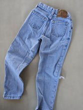 Load image into Gallery viewer, Gap Distressed Jeans 6 Slim
