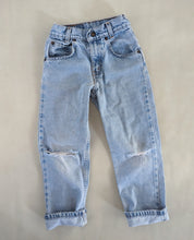 Load image into Gallery viewer, Levi&#39;s Distressed Jeans 6y
