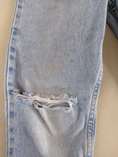 Load image into Gallery viewer, Levi&#39;s Distressed Jeans 6y
