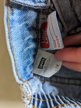 Load image into Gallery viewer, Levi&#39;s Light Wash Jeans 12m
